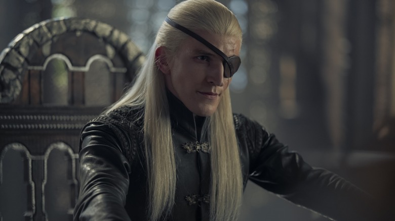 Ewan Mitchell în rolul lui Aemond stând în sala mică de consiliu din Casa Dragonului