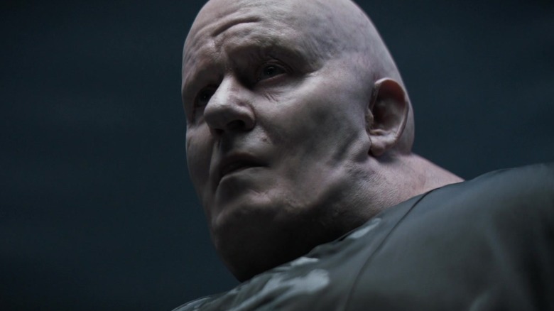 Baron Harkonnen ascultă cu atenție în Dune (2021)