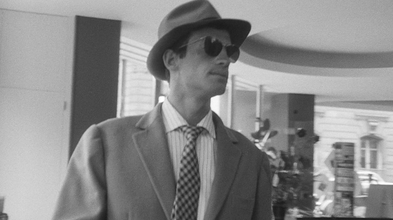 Michel în umbre într-o cafenea din Breathless