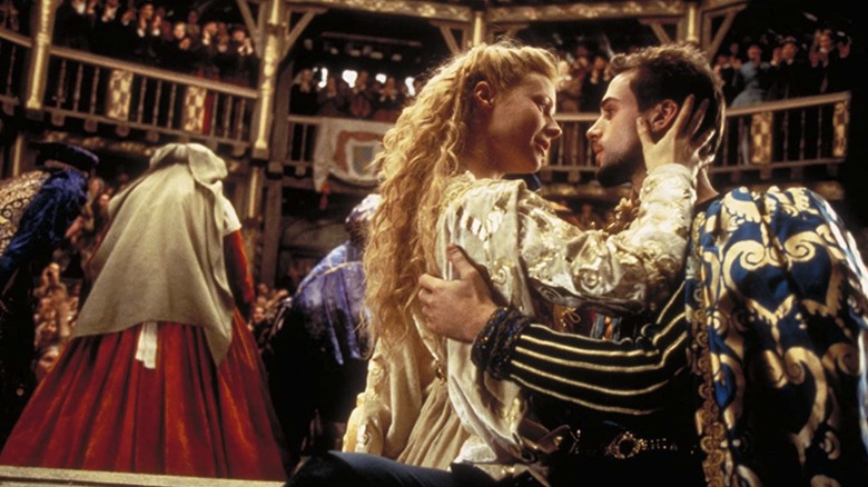 Gwyneth Paltrow în rolul Violei de Lesseps se pregătește să-i planteze o bătaie mare pe Joseph Fiennes în rolul lui William Shakespeare în Shakespeare in Love