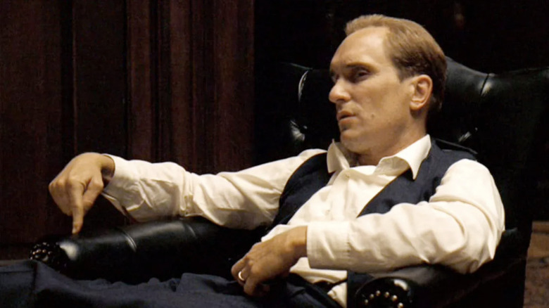 Tom Hagen este epuizat de toate mașinațiunile mafiei din The Godfather Part II