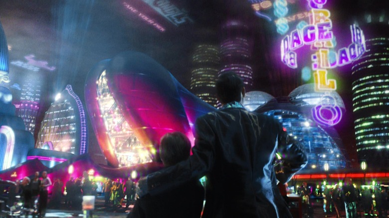 Gigolo Joe din Jude Law îi pune brațul în jurul umerilor lui David al lui Haley Joel Osment în timp ce se află în Rouge City în Inteligența Artificială AI