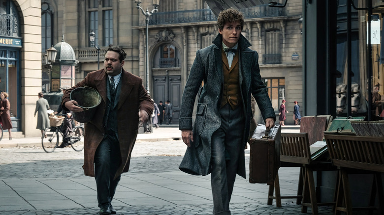 Jacob și Newt merg pe stradă în Fantastic Beasts and Where to Find Them