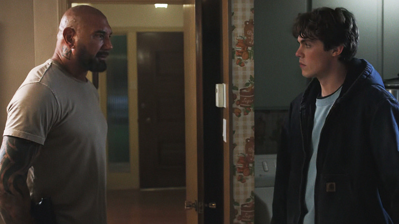 Ray Seale al lui Dave Bautista se află vizavi de Cody Seale al lui Jack Champion în Trap House