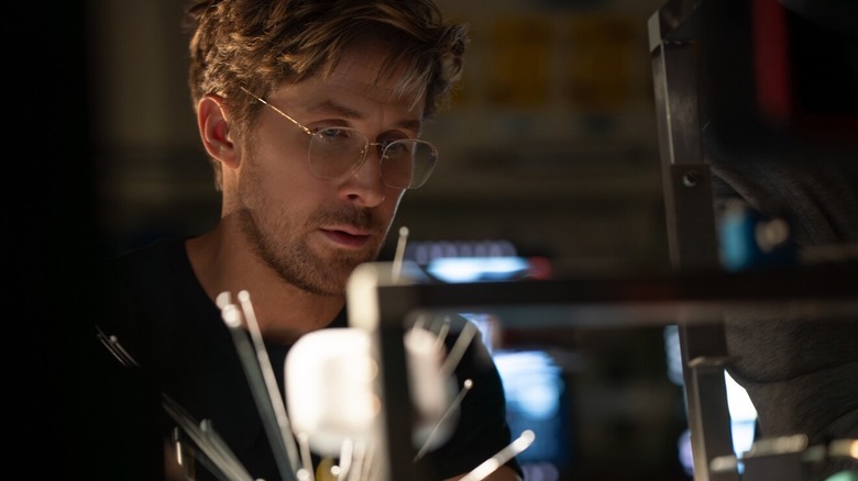 Ryan Gosling în rolul lui Ryland care lucrează la biroul său în Project Hail Mary.