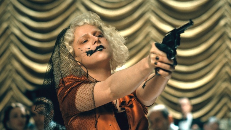 Mireasa arată cu pistolul în Mireasa!