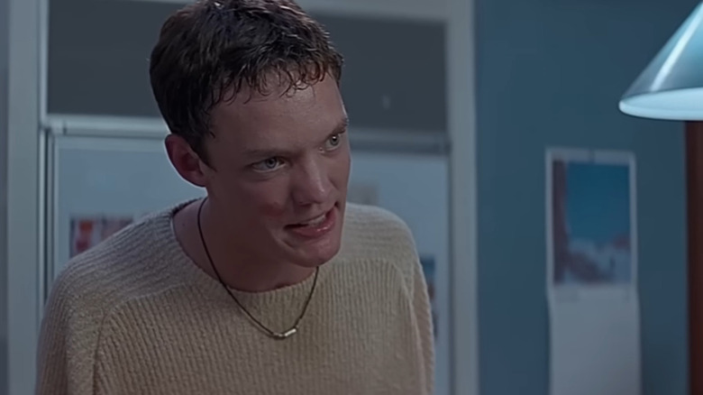 Matthew Lillard ca Stu Macher într-o bucătărie la sfârșitul lui Scream (1996)