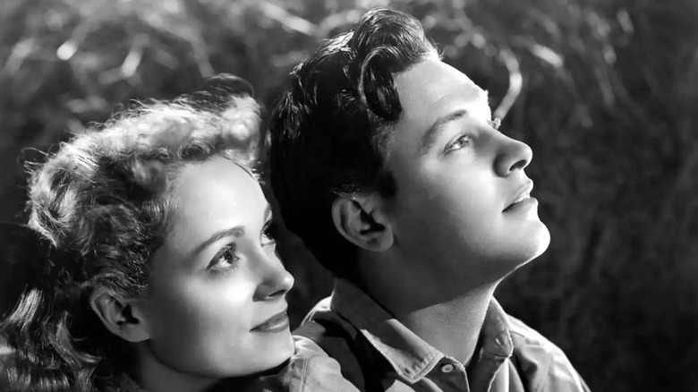 Martha Scott în rolul lui Emily Webb și William Holden în rolul lui George Gibbs privesc spre cer în Our Town