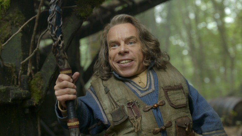 Warwick Davis arată puțin mai gri ca Willow Ufgood în seria Disney+ Willow