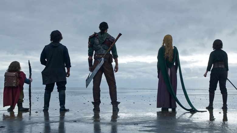 Un cvintet de aventurieri se uită la o întindere gri și apoasă din seria Disney+ Willow