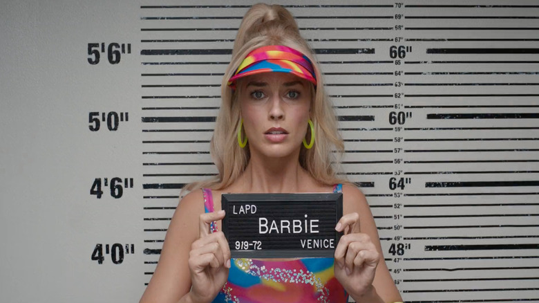 Barbie pozand la secția de poliție din Barbie