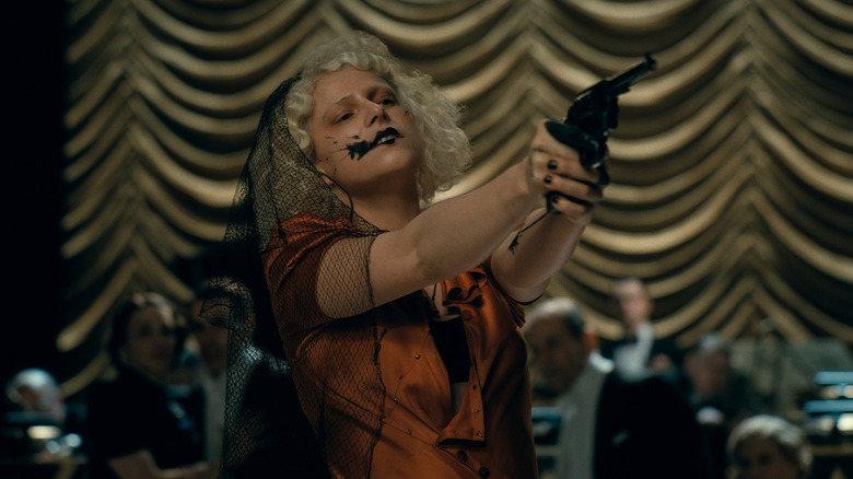 Mireasa! ținând un pistol în mijlocul unei petreceri