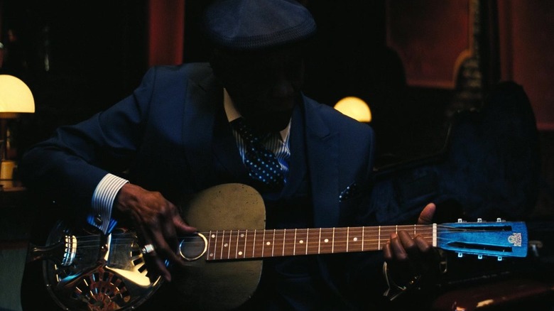 Bătrânul Sammie cântând la chitară în Sinners