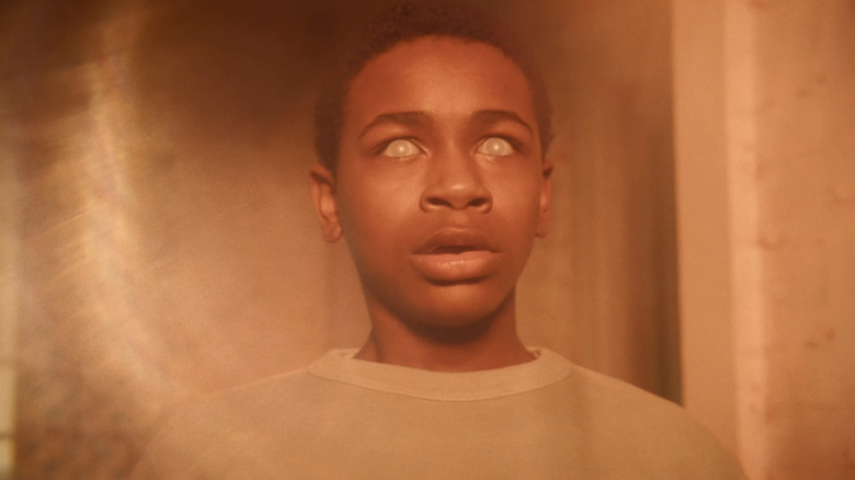 Will Hanlon, al lui Blake Cameron James, este văzut în prim-plan, cu ochii străluciți în It Welcome to Derry