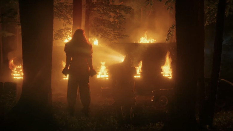 Pennywise de la Bill Skarsgård îi dezvăluie Deadlights lui Ingrid Kersh a lui Madeline Stowe în timp ce stau afară, în pădure, în It Welcome to Derry