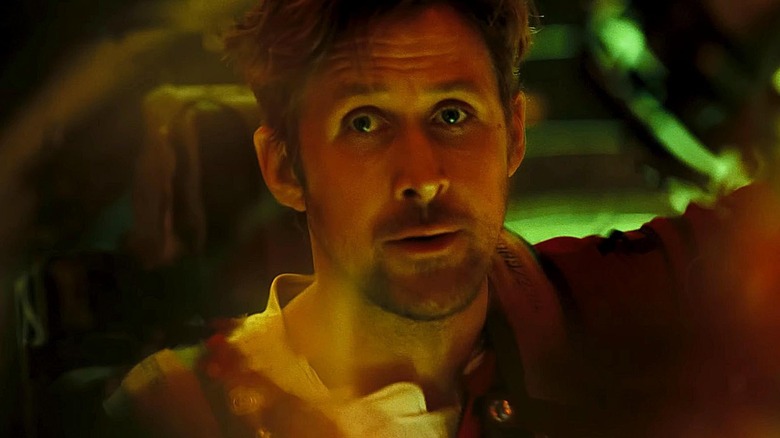 Ryland Grace se uită intens într-o navă spațială din Project Hail Mary