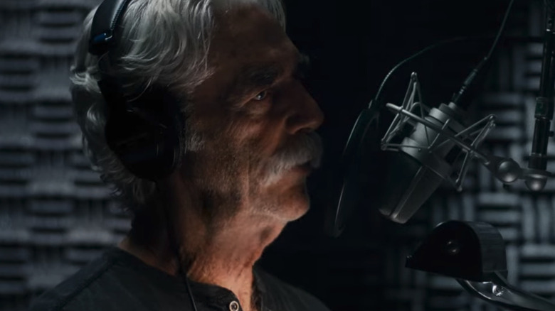 Lee Hayden de la Sam Elliott stă în fața unui microfon într-o cabină vocală din The Hero