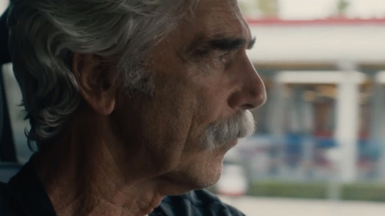 Lee Hayden al lui Sam Elliott care conduce o mașină în The Hero