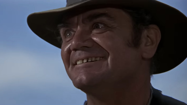 a lui Ernest Borgnine "olandeză" Engstrom se uită în depărtare în timp ce stă pe un cer albastru în The WIld Bunch