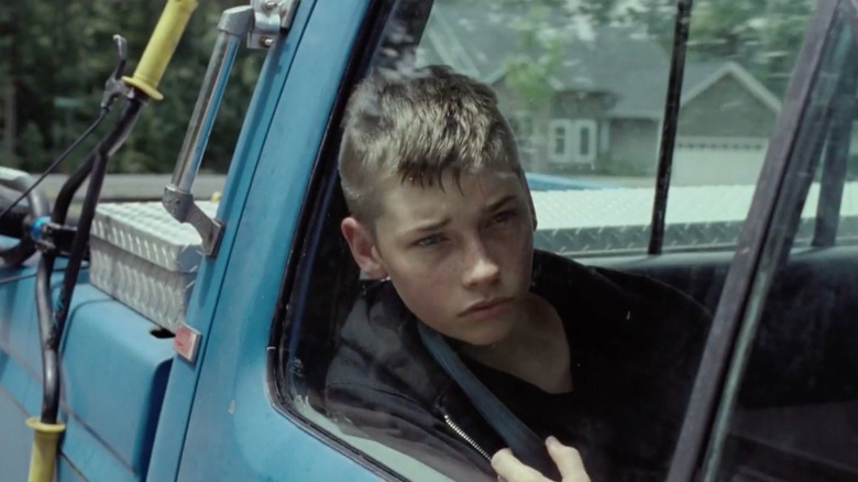 Owen Briggs al lui Jacob Lofland se uită trist în timp ce merge într-un camion în Little Accidents