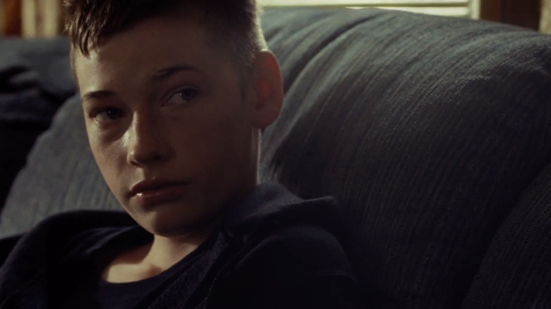 Owen Briggs de la Jacob Lofland se uită în stânga lui în timp ce stă pe o canapea în Little Accidents