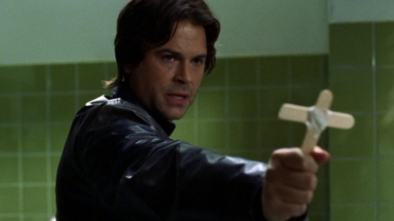 Ben ține o cruce improvizată în Salem's Lot (2004)