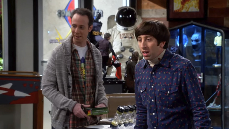 Stuart și Howard se uită la ceva în afara camerei în magazinul de benzi desenate din The Big Bang Theory