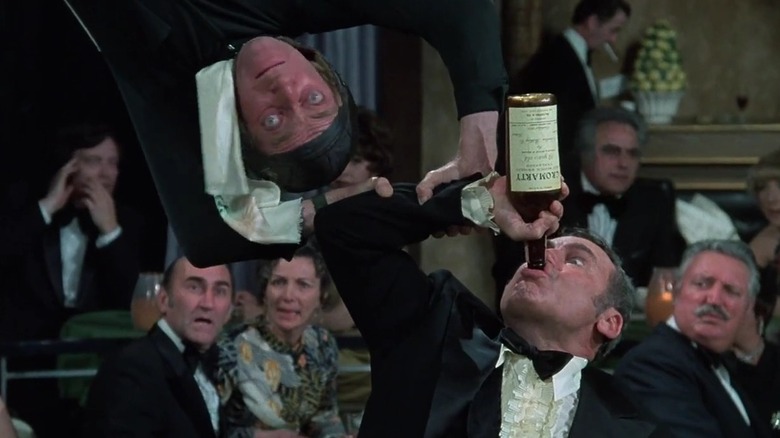 Marty atârnând de tavan și Mel bea din poftă în film mut