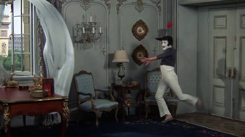 Marcel Marceau mimând într-o cameră cu vânt în Film mut