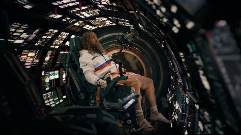 Ryan Gosling în rolul lui Ryland Grace, bărbos și pe jumătate îmbrăcat pe scaunul de pilot al navei în Project Hail Mary