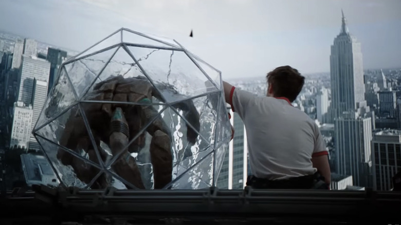 Ryan Gosling în rolul lui Ryland Grace stând în camera de vizionare a navei cu Rocky în micuța sa bilă cu prismă în Project Hail Mary