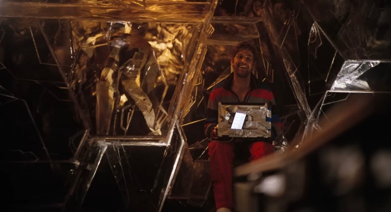 Ryan Gosling ca Ryland Grace comunicând cu Rocky printr-o fereastră cu un computer în Project Hail Mary