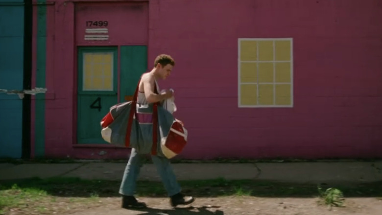 Iain De Caestecker's Bones se plimbă printr-un cartier plin de culoare din Lost River