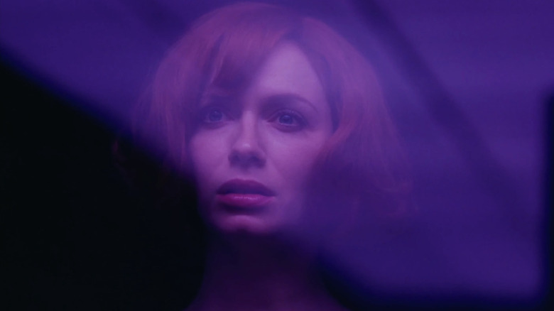 Billy de Christina Hendricks pare îngrijorat în timp ce este scăldat în lumină violetă în Lost River