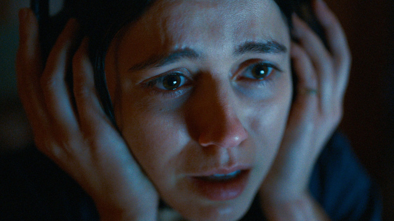 Evy își ține strâns căștile în subton