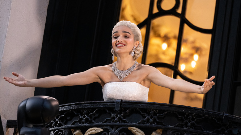 Rachel Zegler interpretând Evita de la un balcon din Londra