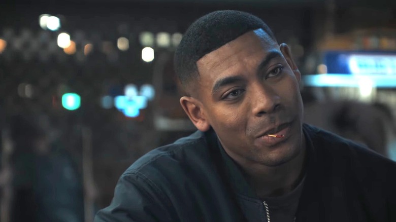 John Stewart într-un bar cu o scobitoare în gură în Lanterns