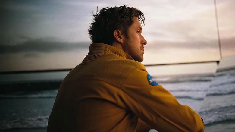 Ryan Gosling în rolul lui Ryland care stă în jacheta NASA lângă niște apă în Proiectul Hail Mary