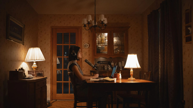 Evy stătea la masă și își înregistra podcast-ul sub ton