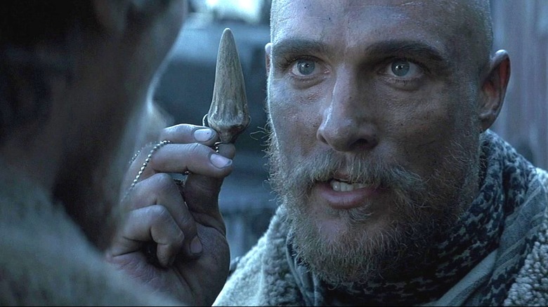 Denton Van Zan ridicând un dinte de dragon în Reign of Fire