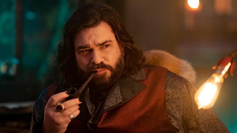Matt Berry în rolul lui Laszlo fumând o pipă în What We Do in the Shadows