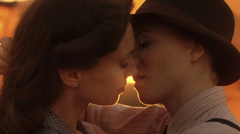 Valerie și partenerul ei merg la un sărut în V For Vendetta