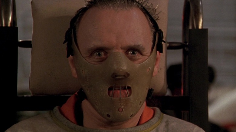 Hannibal Lecter al lui Anthony Hopkins este văzut în masca lui în Tăcerea mieilor.jpg