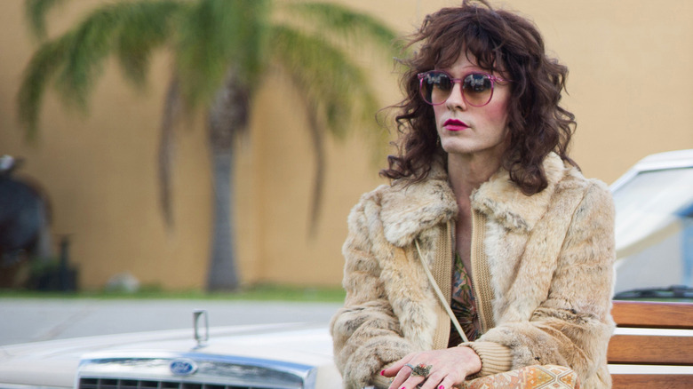 Rayon sprijinit de o mașină în Dallas Buyers Club