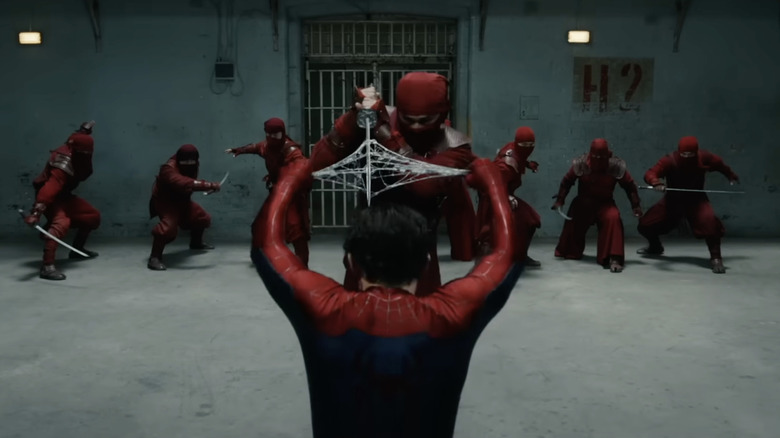 Tom Holland în rolul lui Spider-Man învârte o pânză organică pentru a bloca și distruge o sabie.