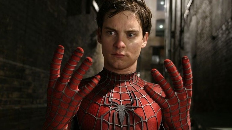 Spider-Man (Tobey Maguire) privindu-și mâinile în Spider-Man 2