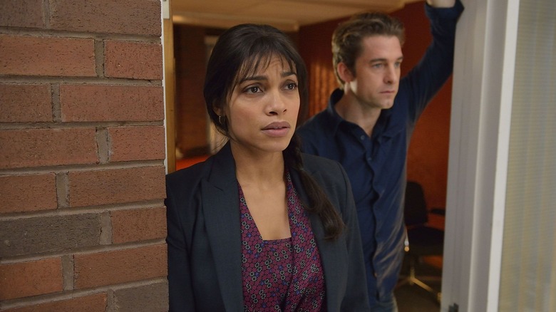 Rosario Dawson ca Nicole Dunlap și Scott Speedman ca Jeffrey Cornwall stau în pragul unei case din The Captive