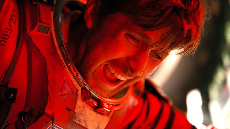 Prim-plan cu Grace strigând în lumină roșie