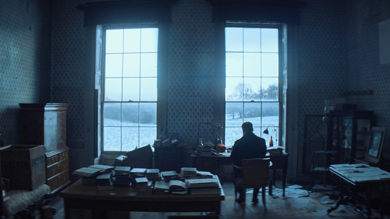 Cillian Murphy în rolul lui Tommy Shelby stând la un birou mic într-o cameră mare în Peaky Blinders: The Immortal Man