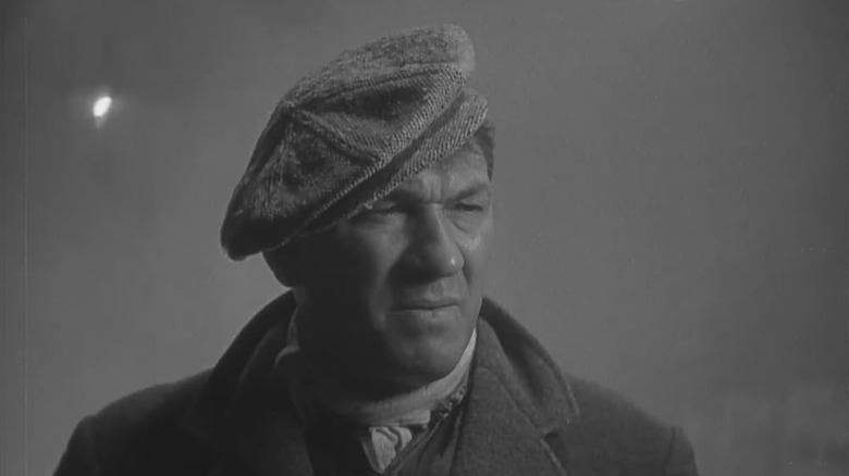 Victor McLaglen adoptă o ipostază stoică în ceață ca Gypo Nolan în The Informer